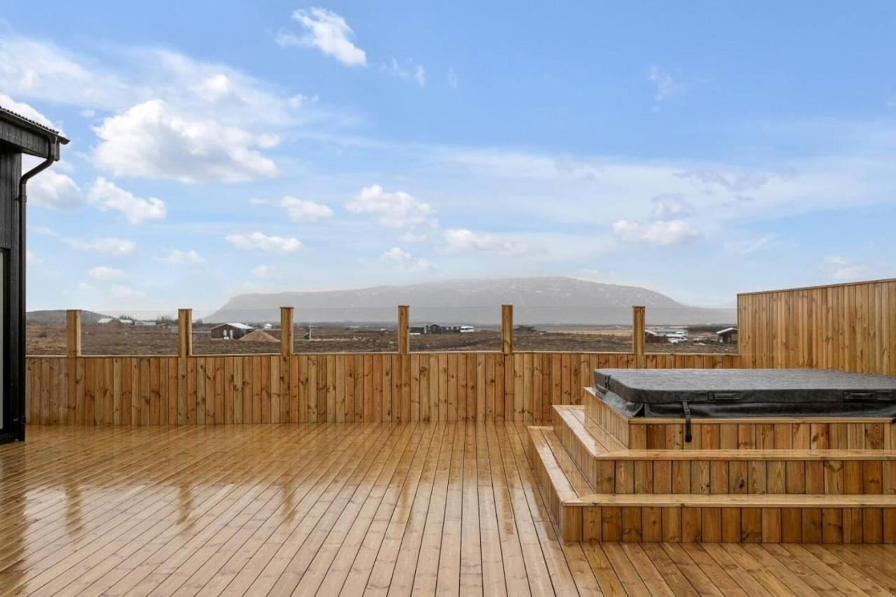 Luxury Log Home With A Hot Tub Selfoss Exterior photo